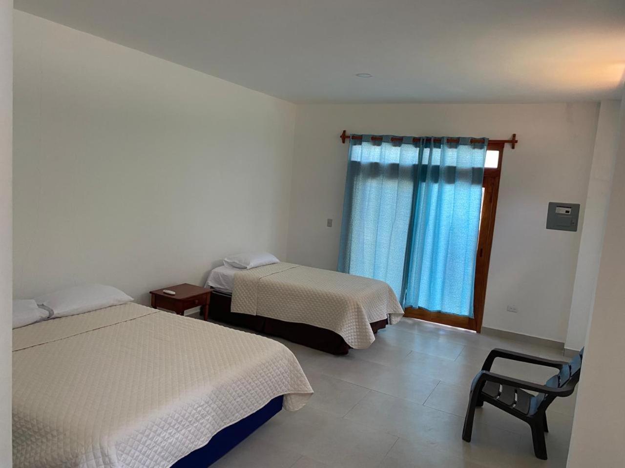 Penguin House Hotel Пуерто Виламил Екстериор снимка