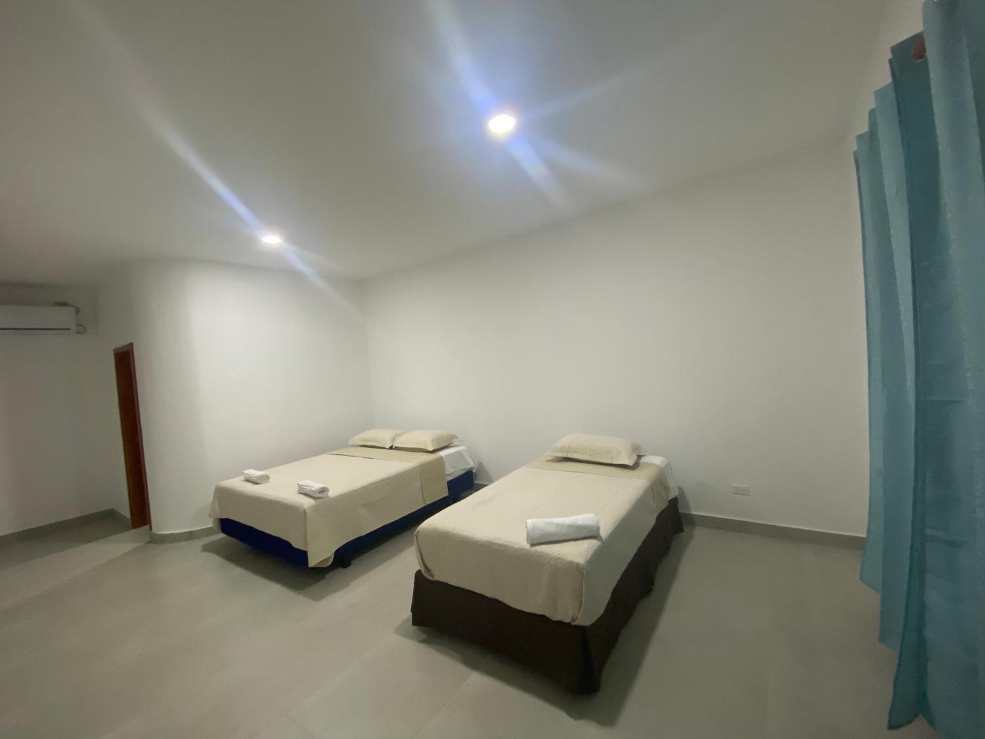 Penguin House Hotel Пуерто Виламил Екстериор снимка