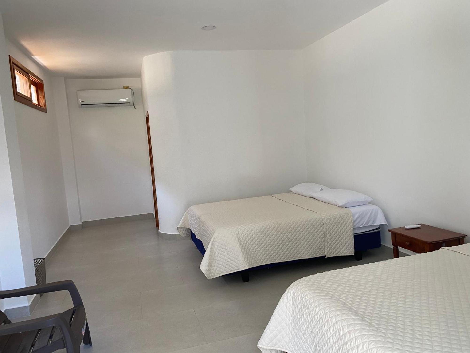 Penguin House Hotel Пуерто Виламил Екстериор снимка