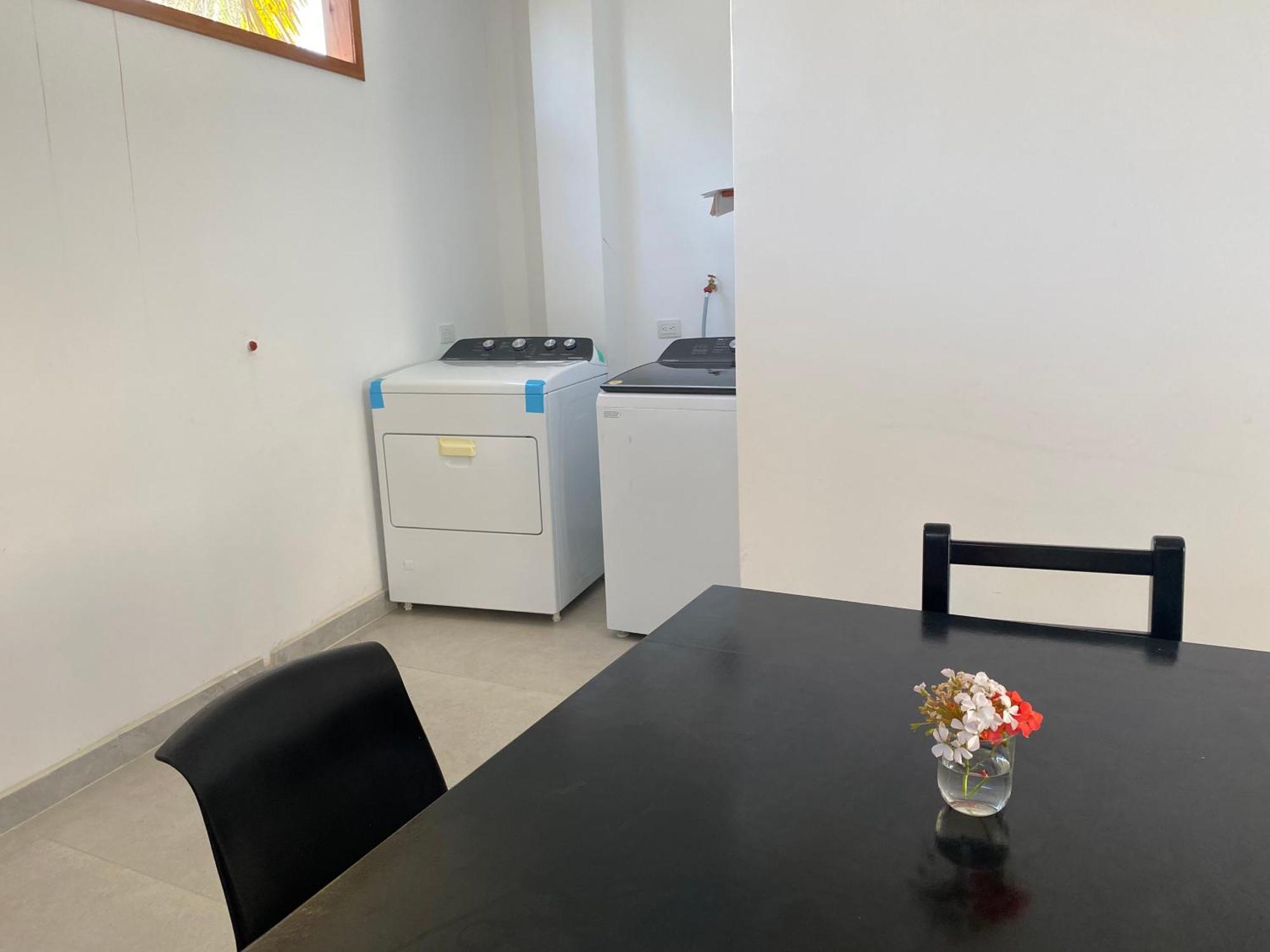 Penguin House Hotel Пуерто Виламил Екстериор снимка