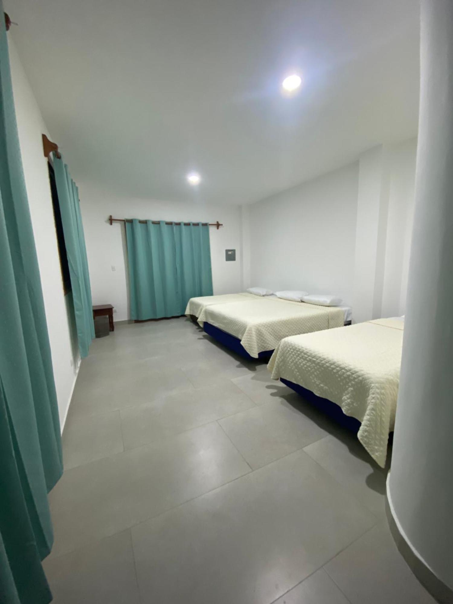 Penguin House Hotel Пуерто Виламил Екстериор снимка